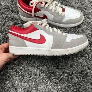 Air Jordan 1 Low SE 'Light Smoke Grey Gym Red'